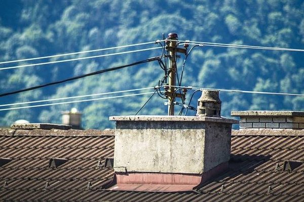 Comment se déroule une inspection des réseaux électriques dans une maison en travaux ?