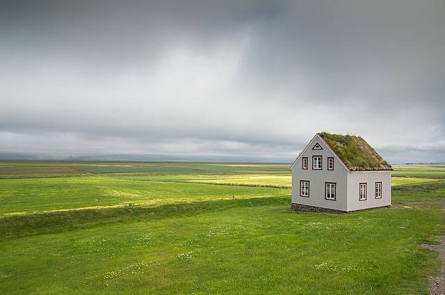 Comment devenir agent immobilier dans un village à la campagne?